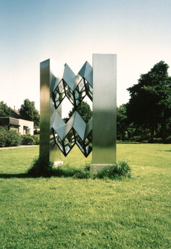 1975 Schakelobject 4  roestvrijstaal sculptuur met spiegels en plexiglas (aankoop gemeente Amstelveen)