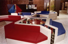 1980  Amstelveen Gemeentehuis wachtruimte met plexiglas kleur- en spiegelvlakken