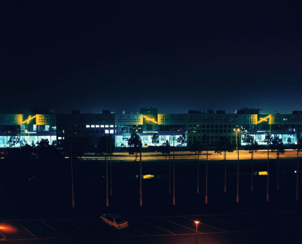 1991 Rijswijk Z.H.  Rijksbedrijvencentrum (RBC)   drie seriële staalconstructies met neonlicht