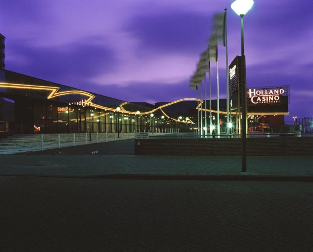 1994  Zandvoort Holland Casino Waves of Light neonlichtlijn op de buitengevels