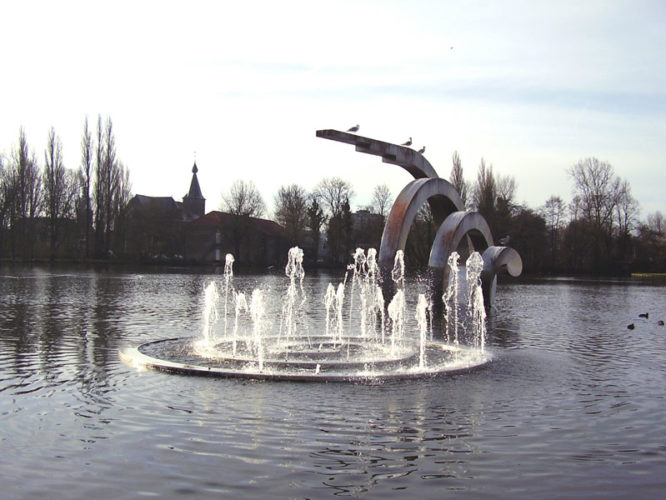 2003  Zoetermeer  ontwerp en  herplaatsing Interaction-new life roestvrijstaal sculpturen en fontein uit 1988  die op het Stadhuisplein stonden