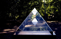 Piramide 9 roestvrijstaal sculptuur met spiegels en plexiglas